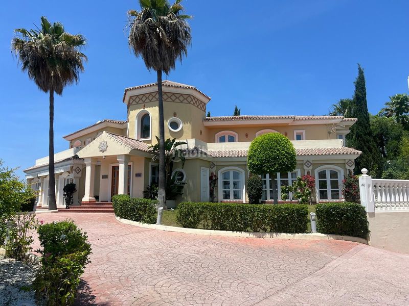Foto 4a0cdbd0-6730-40c3-90ff-f9f56ba5a268. Casa adossada amb aparcament a La Concha - Resina Golf Estepona