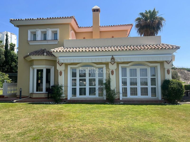 Foto 5efb0c24-b9bc-4c8c-85b9-eb25338fc579. Casa adossada amb aparcament a La Concha - Resina Golf Estepona