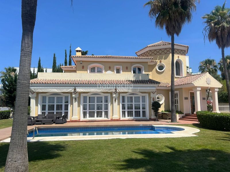 Foto a977f504-f4e8-448b-8a07-483189c34cad. Casa adossada amb aparcament a La Concha - Resina Golf Estepona