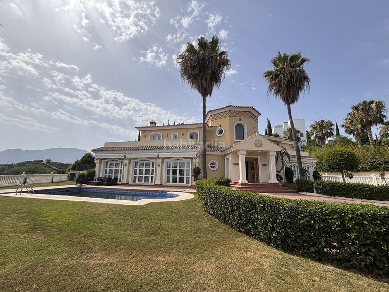 Foto bf13e7a7-7d55-492c-801a-6bb8191f5ec5. Casa adossada amb aparcament a La Concha - Resina Golf Estepona