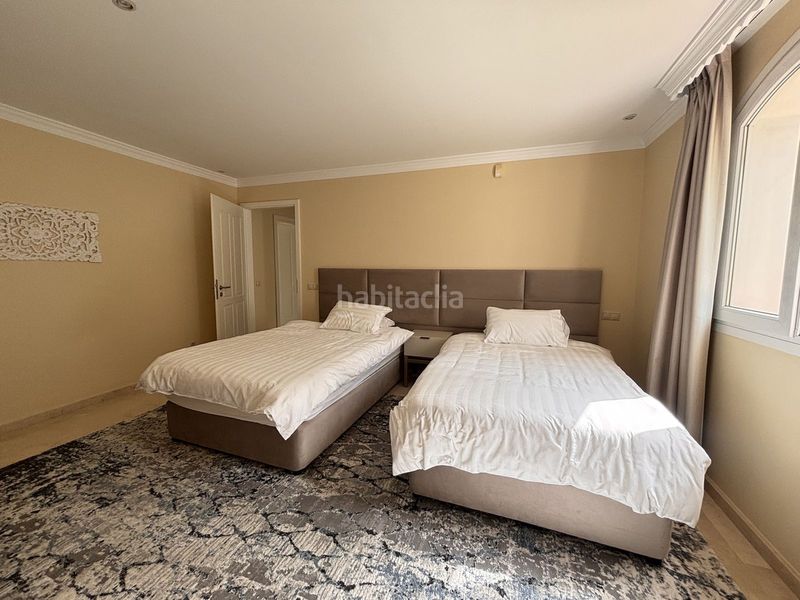 Foto d7175202-f4ae-45de-9318-92c7f1fdff2b. Casa adossada amb aparcament a La Concha - Resina Golf Estepona