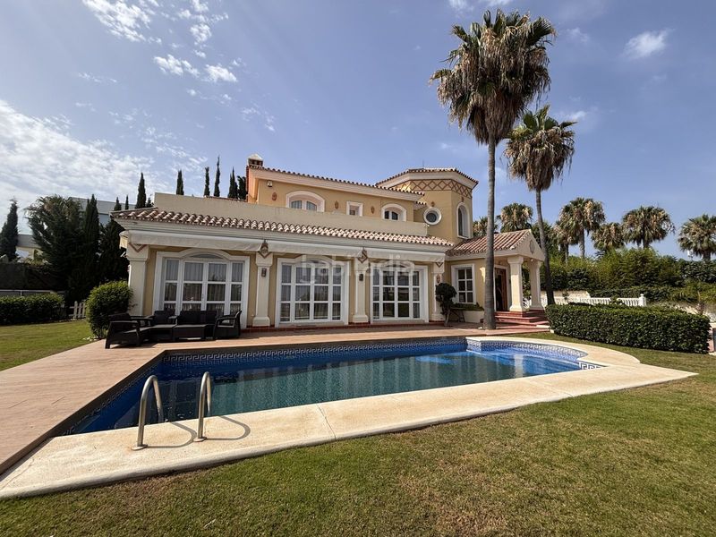 Foto d8aa8854-39cb-40b8-87b1-11cf976b7e14. Casa adossada amb aparcament a La Concha - Resina Golf Estepona