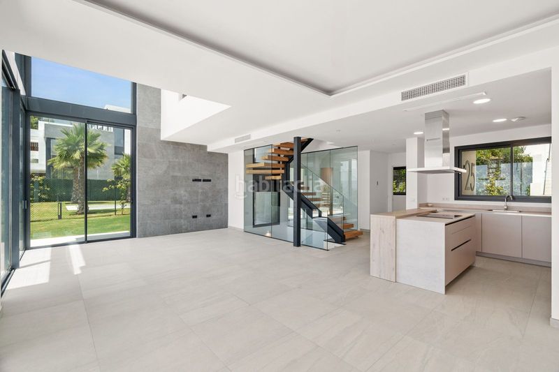 Foto b7b7ee25-a49f-4656-bb3a-fc9f39f88d5f. Casa adosada en Río Real Marbella