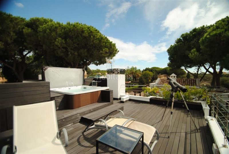 Foto 7cac2a64-2069-4346-88f9-3c72095465b6. Casa adossada amb aparcament a Cabopino - Artola Marbella
