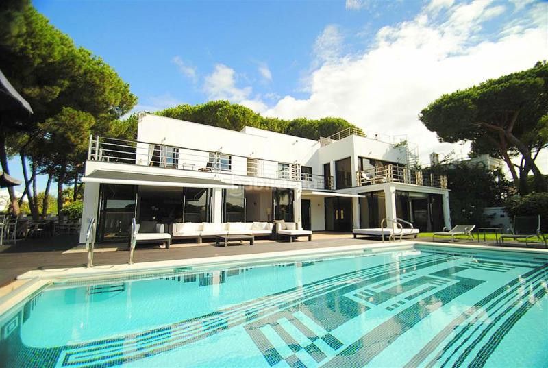 Foto f6603693-b130-4ab5-bcf9-da26697311bf. Casa adossada amb aparcament a Cabopino - Artola Marbella