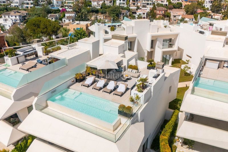 Foto a99483b6-a0af-48ef-bb44-90c6bdc3f08b. Casa adosada en Las Brisas Marbella