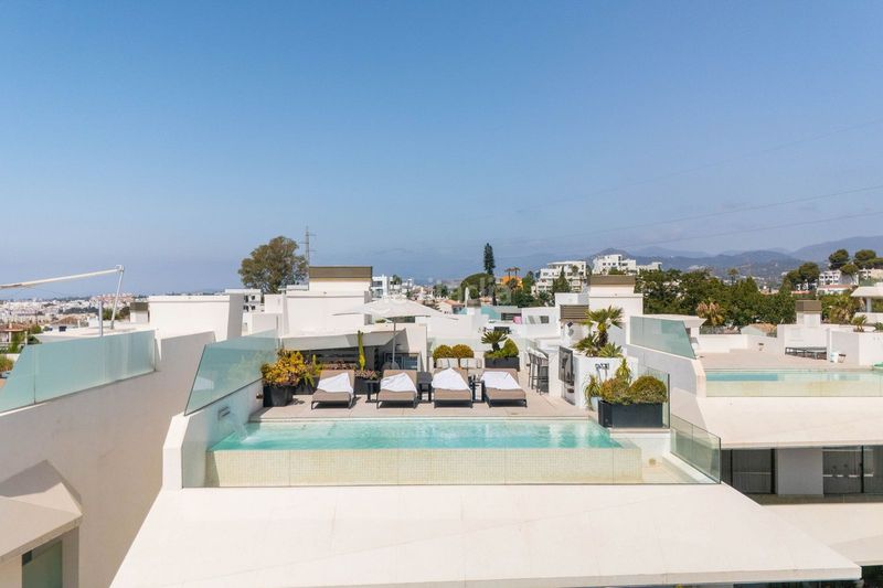 Foto d20e71db-5791-4af8-9aa1-3822807f24cb. Casa adosada en Las Brisas Marbella