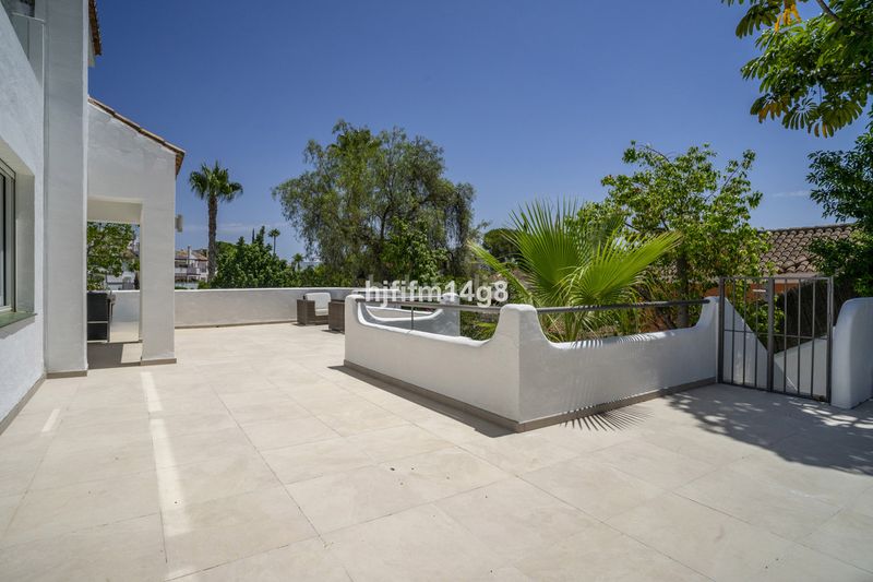 Foto 7d3518bd-00a9-4546-ab41-41a9186cc1e1. Casa adossada a Las Brisas Marbella