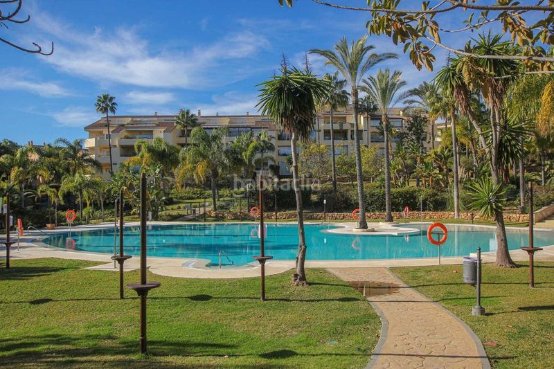 Foto 4d0a5672-0389-4198-bdd2-decd7a151c7f. Pis amb aparcament a bahía de Marbella Marbella