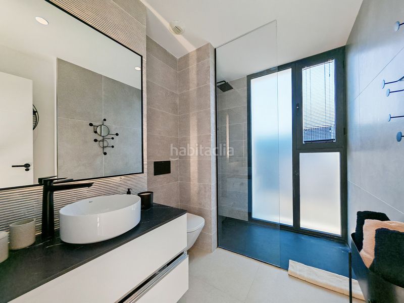 Foto bde1e5ff-d441-4a9a-91ed-3a10f4a31e97. Casa adossada a Centro Estepona
