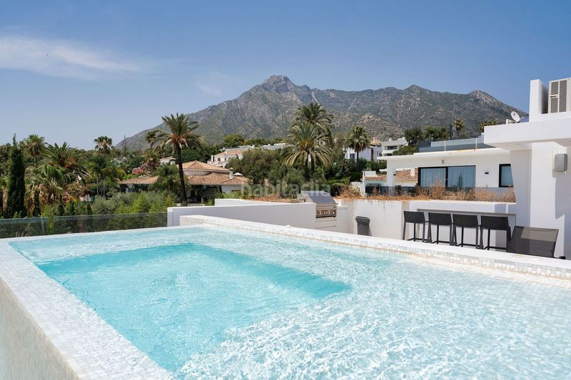 Foto d9f882d6-ab48-40c6-91fd-1a4c32fa1227. Casa adossada amb aparcament a Sierra Blanca Marbella