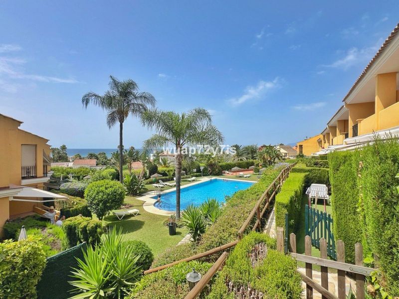 Foto 5dd55b2b-0678-4fea-807a-6d109ad9e914. Casa adossada a Costabella Marbella