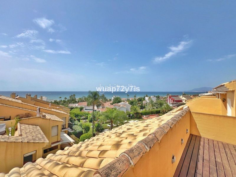 Foto a34fa424-b22a-4a42-8812-b9a5c09fd66d. Casa adossada a Costabella Marbella