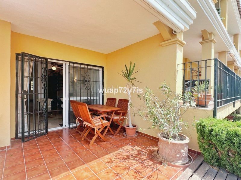 Foto e0a00298-f800-4b8f-8e0c-a233d092610b. Casa adossada a Costabella Marbella