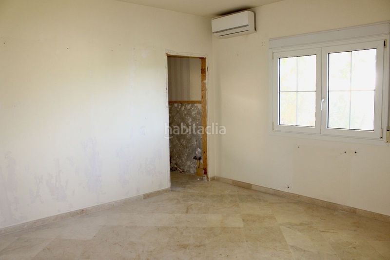 Foto 0ed1f9ca-3a85-4d3c-a44e-a137b661d9d2. Casa adossada amb aparcament a Hacienda Las Chapas Marbella