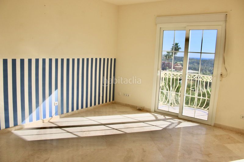 Foto 5ff0e904-b2ed-4fd6-8523-c221632fa605. Casa adossada amb aparcament a Hacienda Las Chapas Marbella