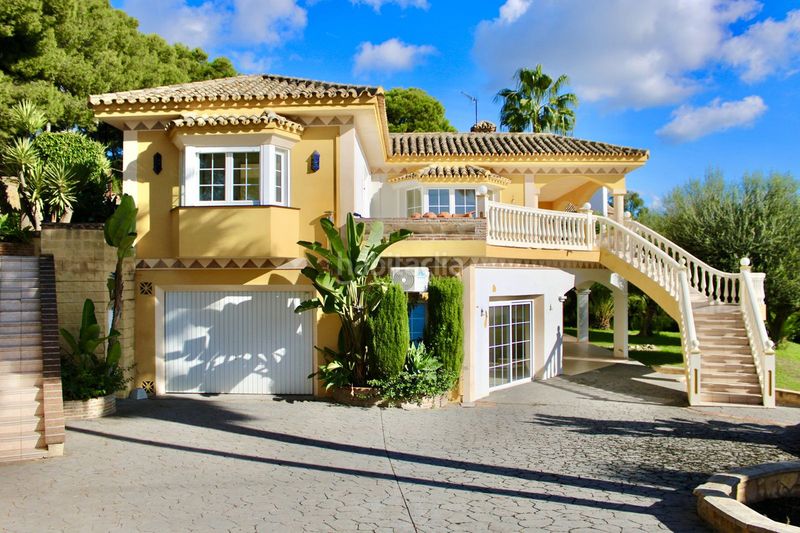 Foto a6cd5420-dfa4-49b4-b645-602aeb4fc3f7. Casa adossada amb aparcament a Hacienda Las Chapas Marbella