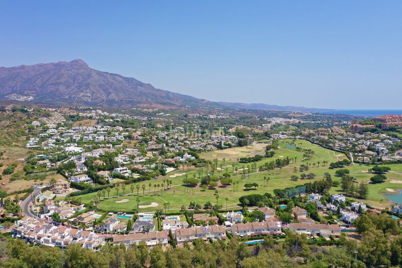 Foto df811e6a-c8ec-44c5-adfb-45cfcb61bf17. Casa adossada a La Quinta Benahavís