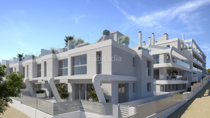 Foto e379bf8b-def2-4c34-9f8e-6186c9e18907. Casa adossada amb aparcament a Zona Calvario Estepona