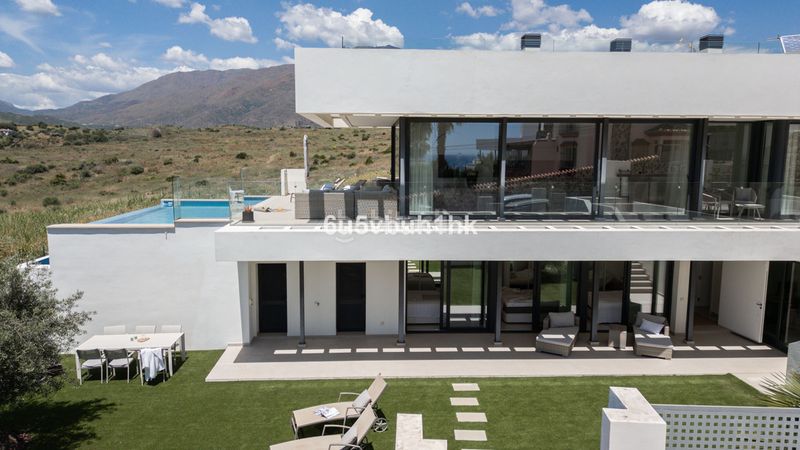 Foto cd37c758-480e-4b59-af05-aee732eb25d4. Casa adosada en Centro Estepona