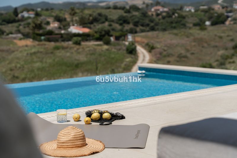 Foto 43785b92-a17f-4bd2-b6dc-32793bb2cdeb. Casa adossada a Centro Estepona