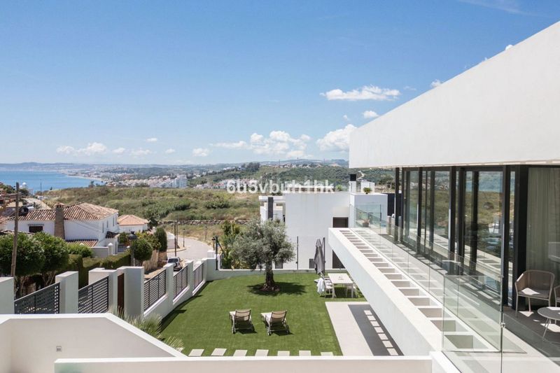 Foto b421a031-d751-48b4-8d1f-d16f30524f83. Casa adossada a Centro Estepona