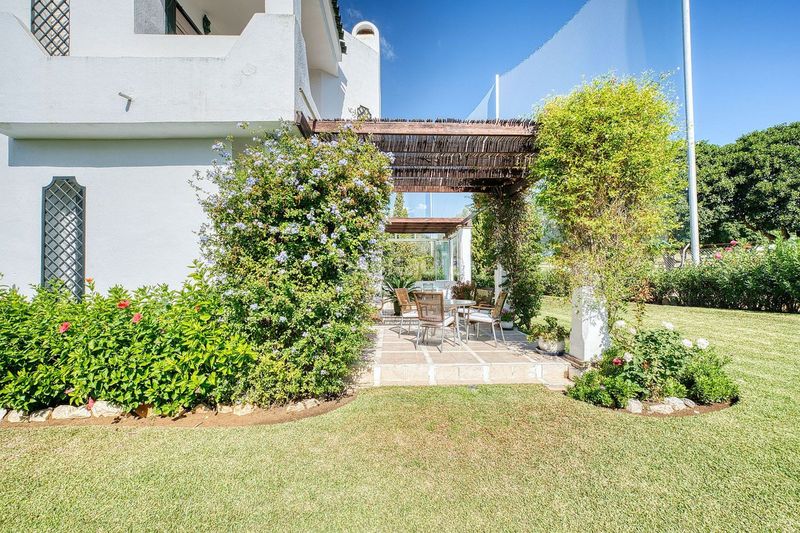 Foto a8d36ce4-34e7-4fb3-9fca-d48f7a87e238. Casa adosada en Las Brisas Marbella