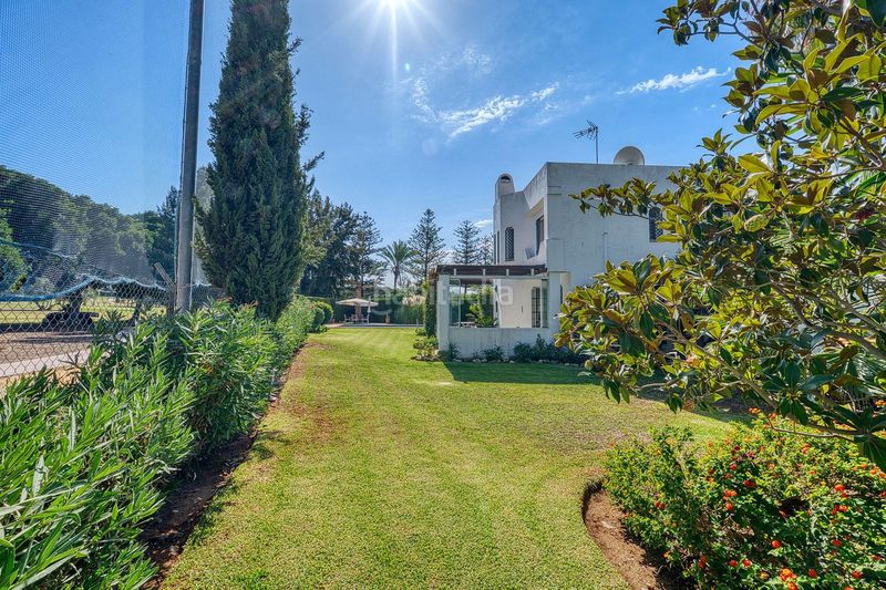 Foto aa0339d3-b6bf-4833-a728-8c05f10af049. Casa adosada en Las Brisas Marbella