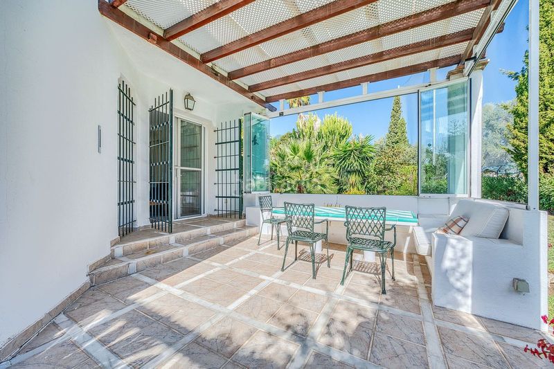 Foto c167674f-6626-4f30-badb-835efdbffea3. Casa adosada en Las Brisas Marbella