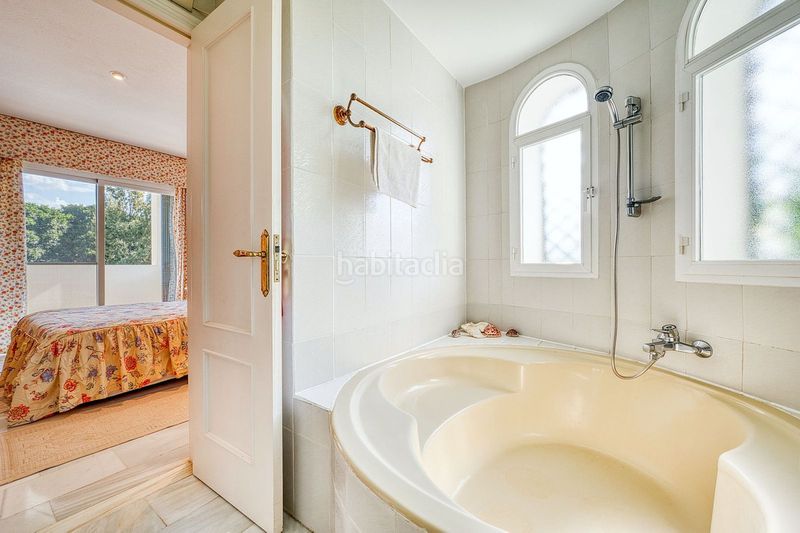 Foto 36e7a374-7fb1-4478-ba95-1107bc89f1ce. Casa adossada amb aparcament a Las Brisas Marbella