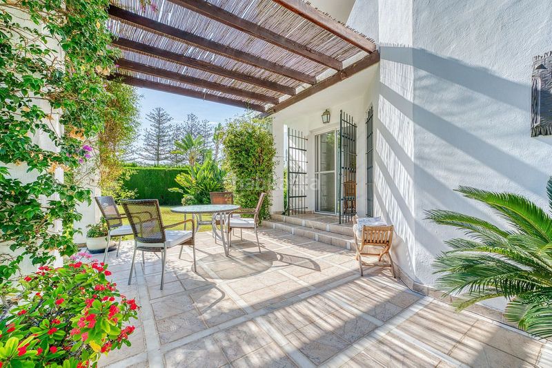 Foto 3f30df01-90e7-4716-b480-8f70b5a3385b. Casa adossada amb aparcament a Las Brisas Marbella