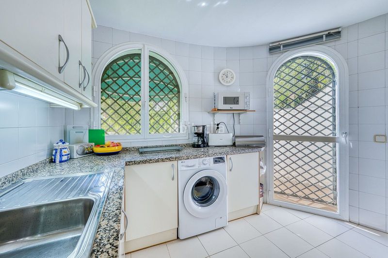 Foto 4be18105-e4cf-4f74-b961-04cd54c85c02. Casa adossada amb aparcament a Las Brisas Marbella