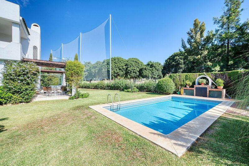 Foto 51a36216-0e37-43b2-9504-7a3b2d5aa04b. Casa adossada amb aparcament a Las Brisas Marbella