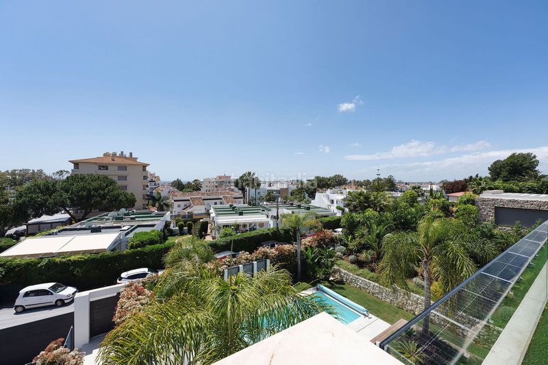 Foto bd9d61a0-b0f6-4d8d-bf5e-d7956a2ec656. Casa adossada amb aparcament a Las Brisas Marbella