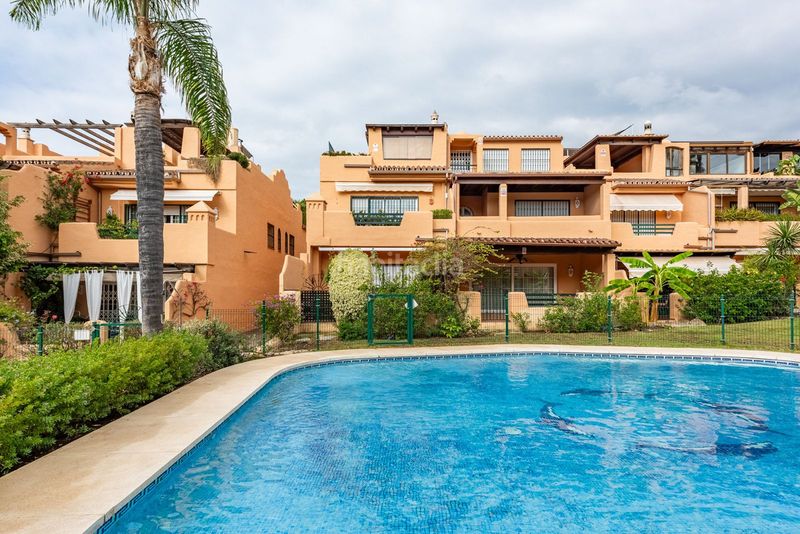 Foto 4bdb3d17-3400-4ecc-8a80-f456a4dabcdf. Casa adossada amb aparcament a Sierra Blanca Marbella