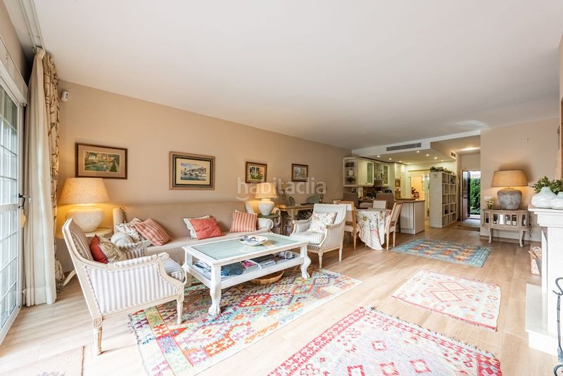 Foto dba19ea8-9cf7-41c3-9db3-cd3bdbda6396. Casa adossada amb aparcament a Sierra Blanca Marbella