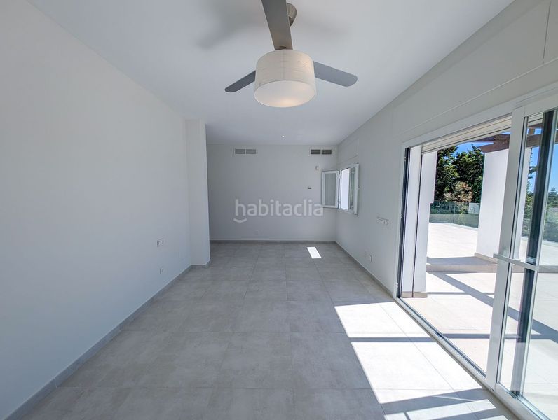Foto 5842a780-0d9a-4866-85dd-d758b8d92e15. Casa adossada amb aparcament a Las Brisas Marbella