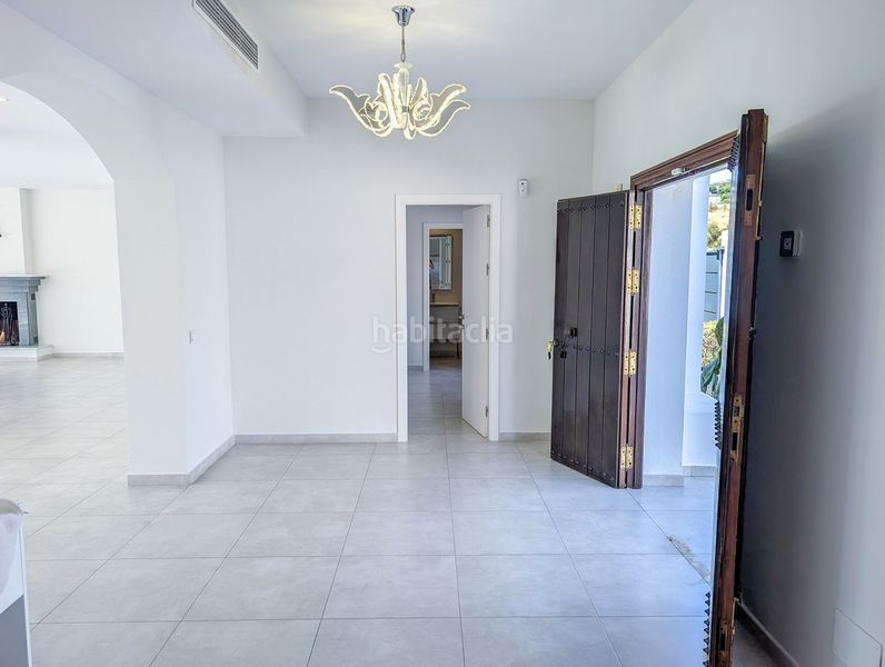 Foto 6b6ff62c-08da-41c4-8b0f-2e1b8e8e89fd. Casa adossada amb aparcament a Las Brisas Marbella