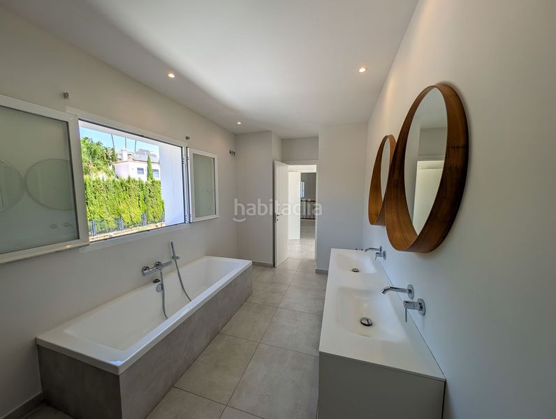 Foto d7d41537-a343-4607-aae9-0782aa183153. Casa adossada amb aparcament a Las Brisas Marbella