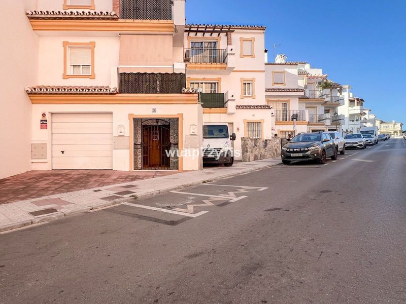 Foto 4d9407ac-b267-449d-977f-708ea5aea6a0. Casa adosada en Centro Estepona