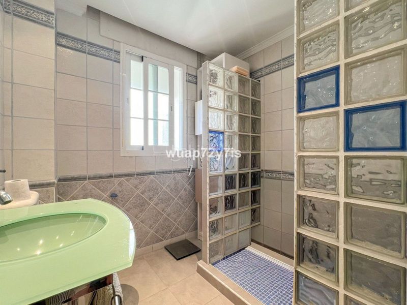 Foto bb0f3c4b-daf8-4aae-b851-4c1d80bfe31c. Casa adosada en Centro Estepona