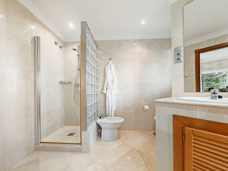 Foto bd82a21c-7fa9-4d50-b939-6cf3e7f4ebf4. Piso en Las Brisas Marbella