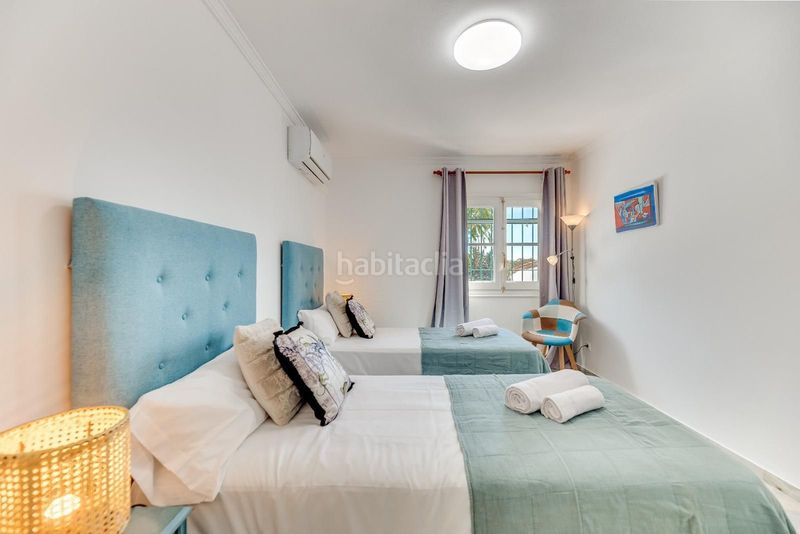 Foto 7663d958-b3fb-43ac-962b-495729628f72. Casa adossada amb aparcament a Las Brisas Marbella