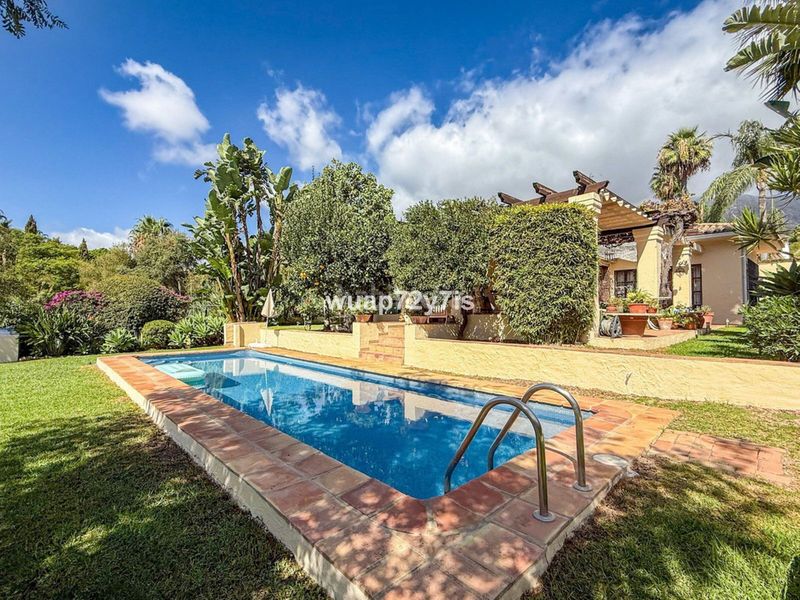 Foto 6ad43c61-d9d7-4d40-8afd-c0f421dcb461. Casa adossada a Sierra Blanca Marbella