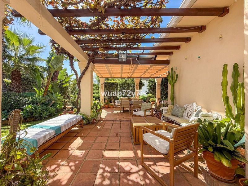 Foto 75d08e2d-e534-4f27-a075-bd0e21e30a1a. Casa adossada a Sierra Blanca Marbella