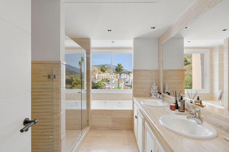 Foto 6ce37490-a050-41bf-b1ed-d6694ab5fa98. Piso en Las Brisas Marbella