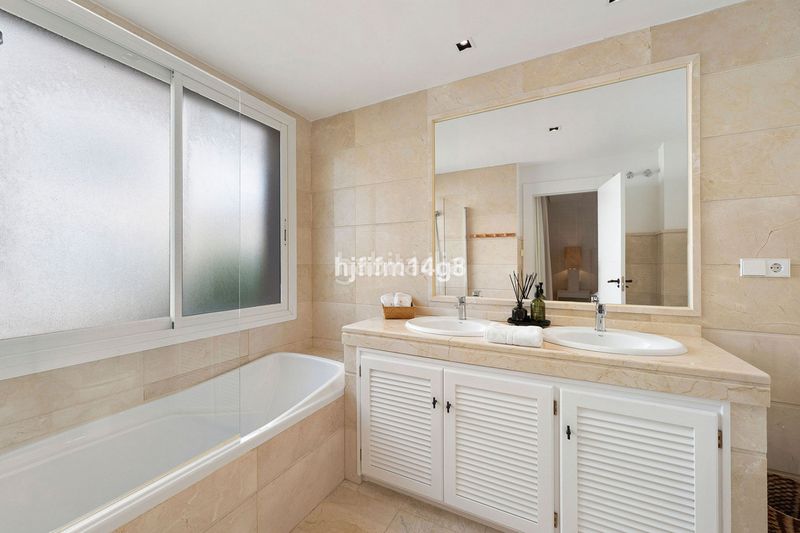 Foto f07b5cab-ff36-472f-b09b-7ccf497c0901. Piso en Las Brisas Marbella