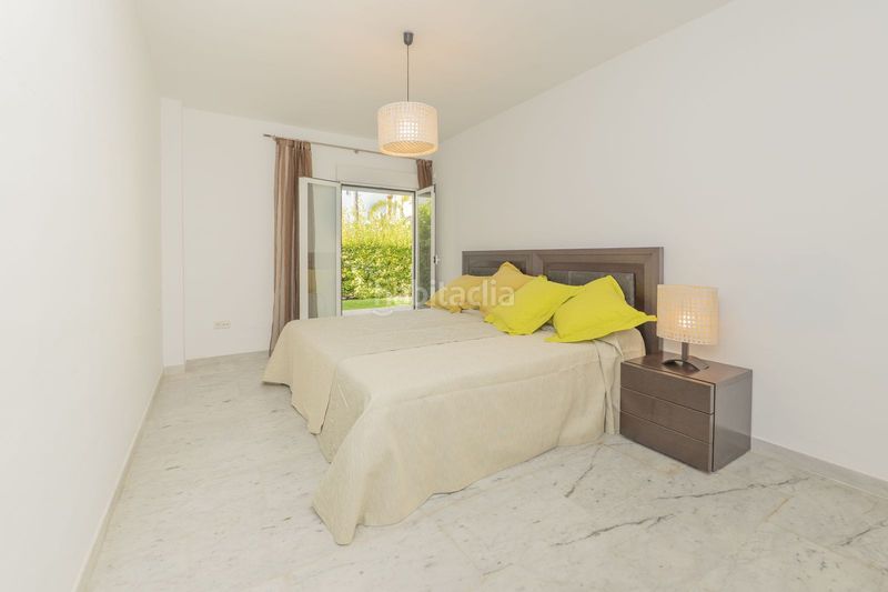 Foto f5d299fc-d8cf-4440-a5b0-0bf9e92bc409. Casa adosada en bahía de Marbella Marbella