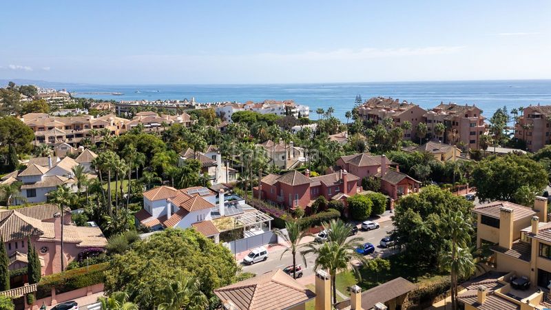 Foto 89e2824f-bb89-49ef-9c4e-a3f21ab0e4e3. Pis a Puerto Banús Marbella