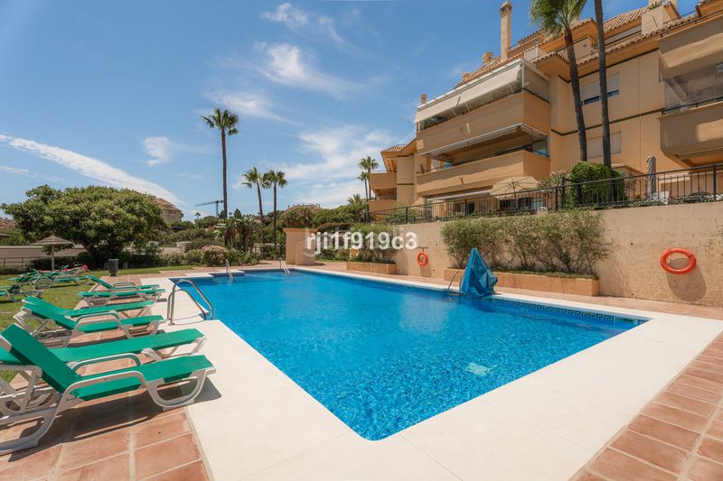 Foto 78dfe46f-2a42-49ee-a2f3-900cd2542c85. Pis a Elviria Marbella